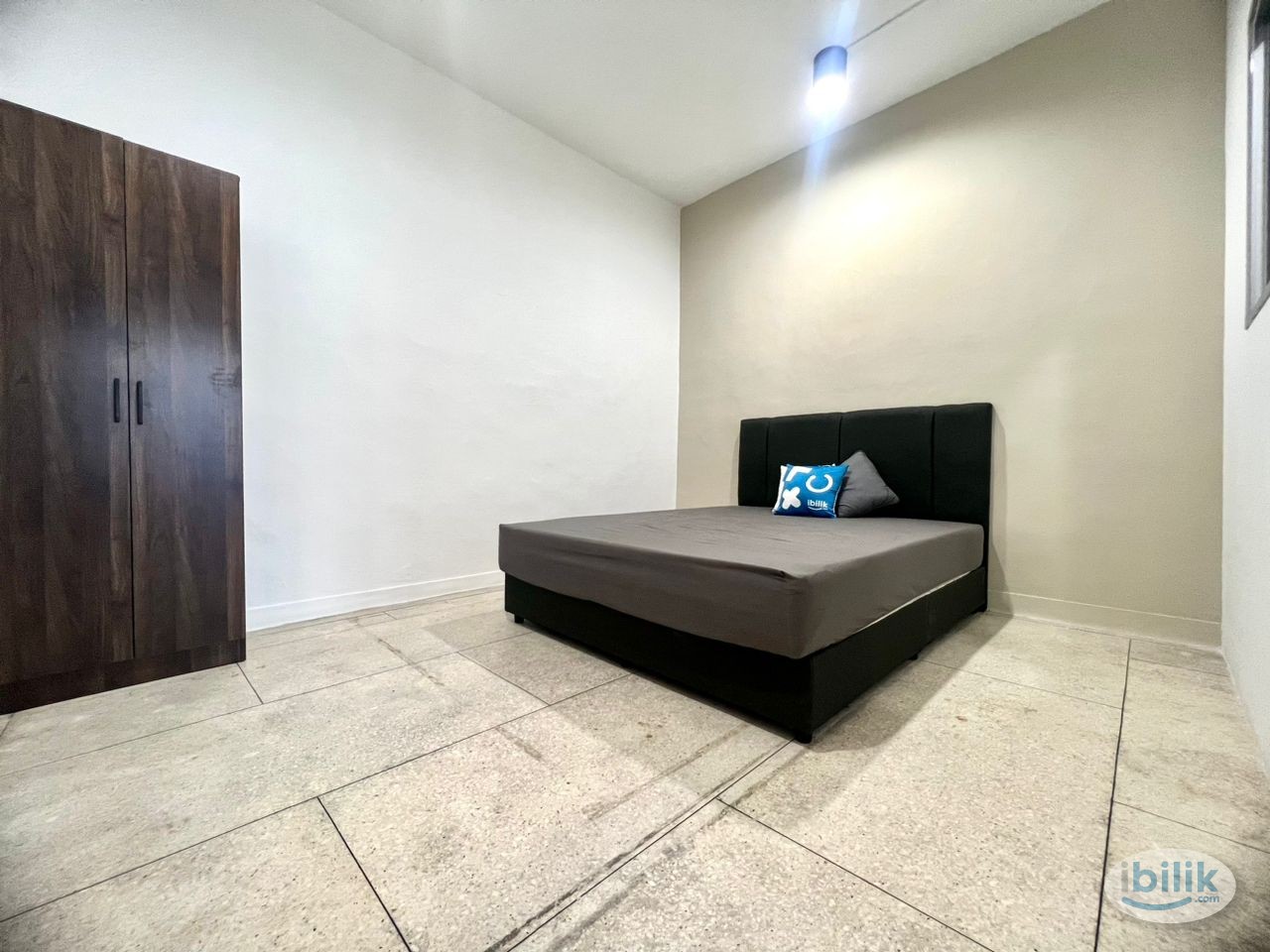 📌[ RM 300 DEPO Fees ONLY ] ✨Super Spacious QUEEN Room at CIQ, Johor Bahru ( Only 6 Mins Walk TO CIQ！！ ) - Image 4