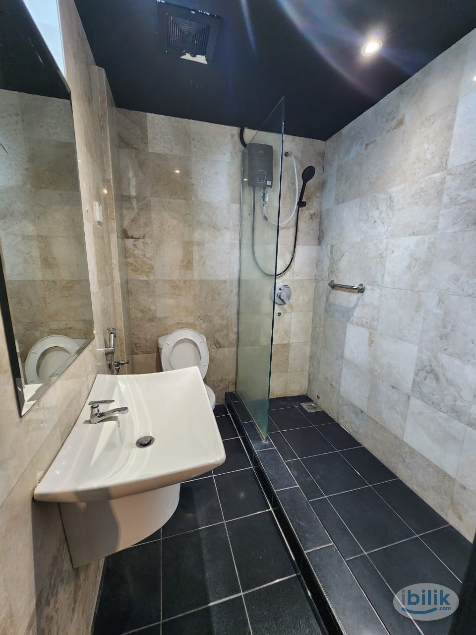 Co-Living Excellence with FREE WiFi, Fully Furnished and Laundry Near Monorail 🚝 - Image 2