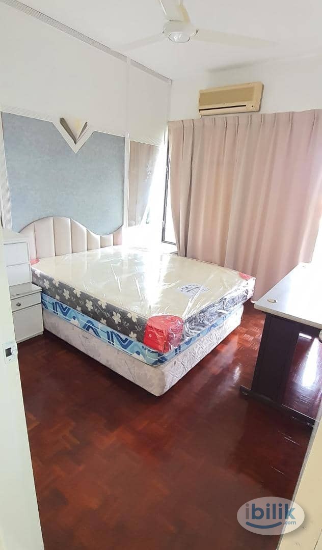Middle Room at Pulau Tikus, Penang - Image 1