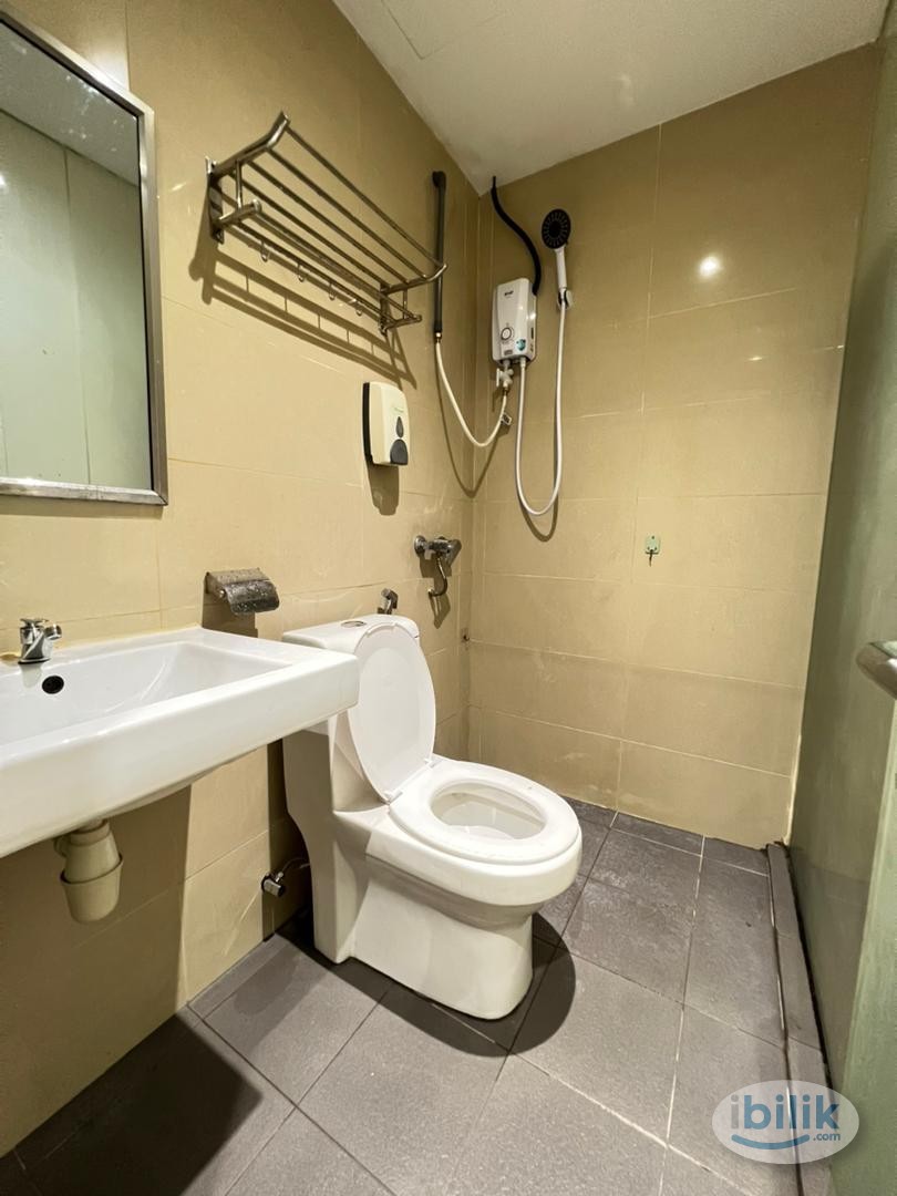 Near to Masjid Jamek Station 🚂 Room attach Private Toilet near Jalan TAR, Masjid India - Image 4