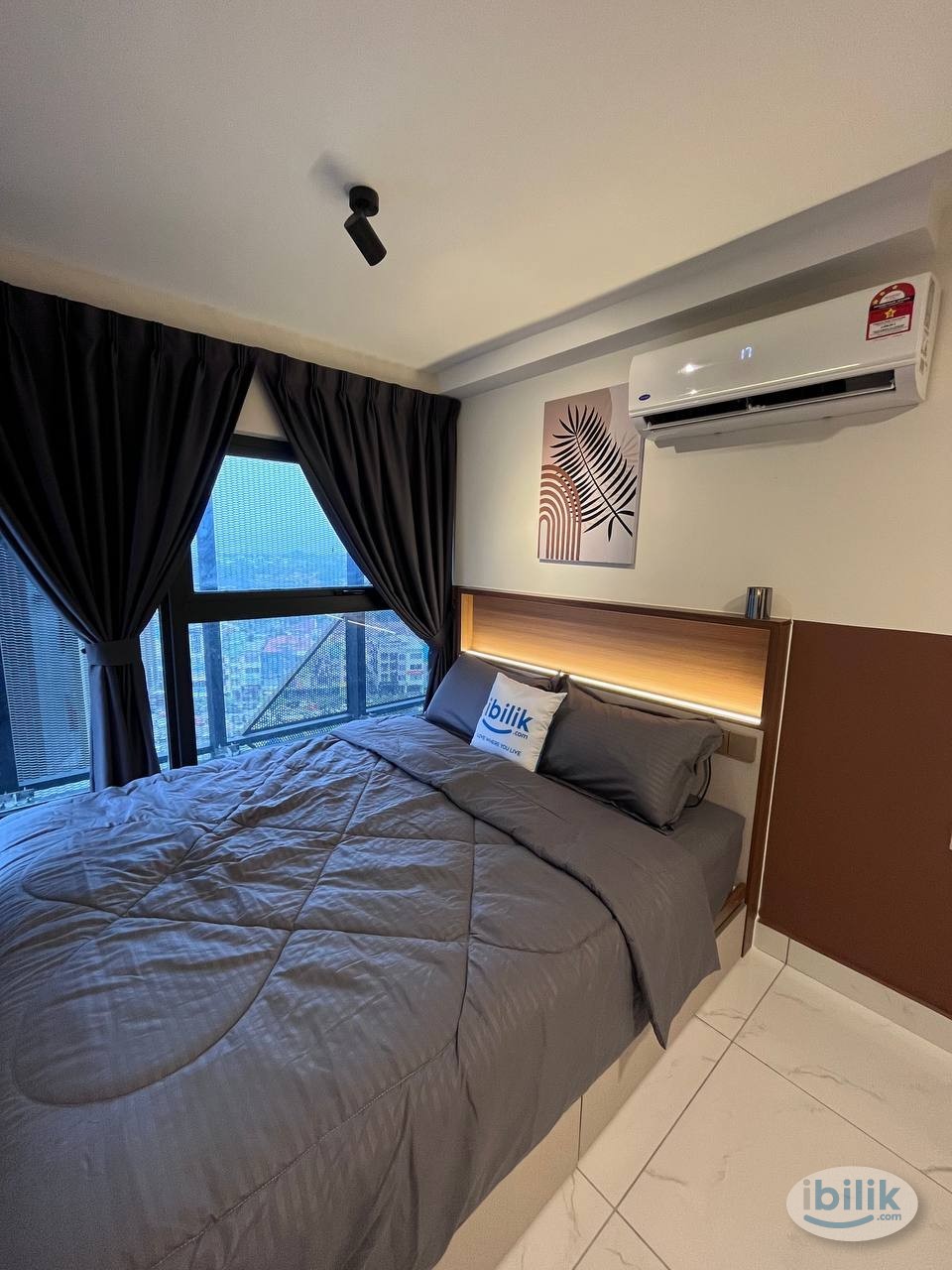 Affordable Queen Bedroom With City View - Image 5