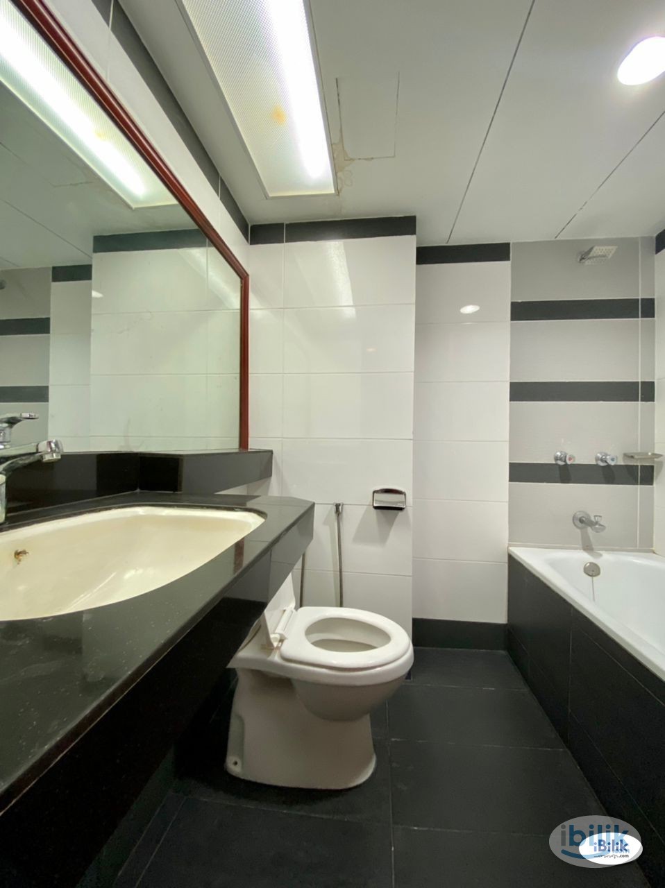 🏡 City Retreat: M1 Hotel's Stylish Room Rentals in Chow Kit 🌆 - Image 3