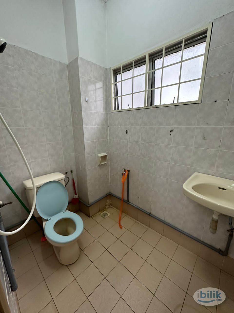 🔥🏡🚶‍♂️ Hot Areas USJ Room for Rent - Just a Stroll to Taipan LRT Station! 🚇🌆 - Image 1