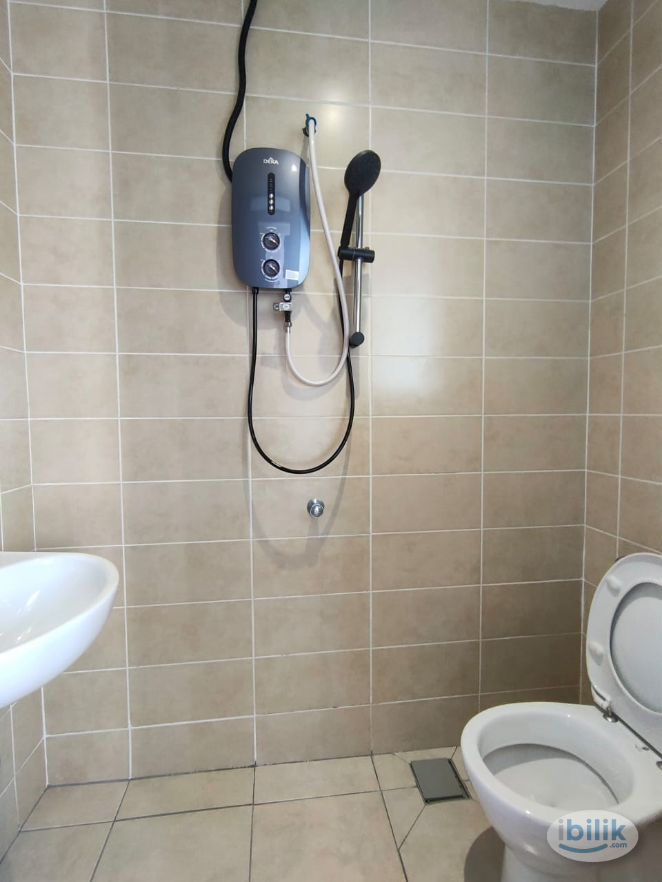 🆕🏠🛏️💼 Limited Medium Room to Rent at Jalan Bayan, Bandar Puchong Jaya! 🆓🧹 Free Weekly Cleaning Services! 🧹🆕🏠 - Image 3