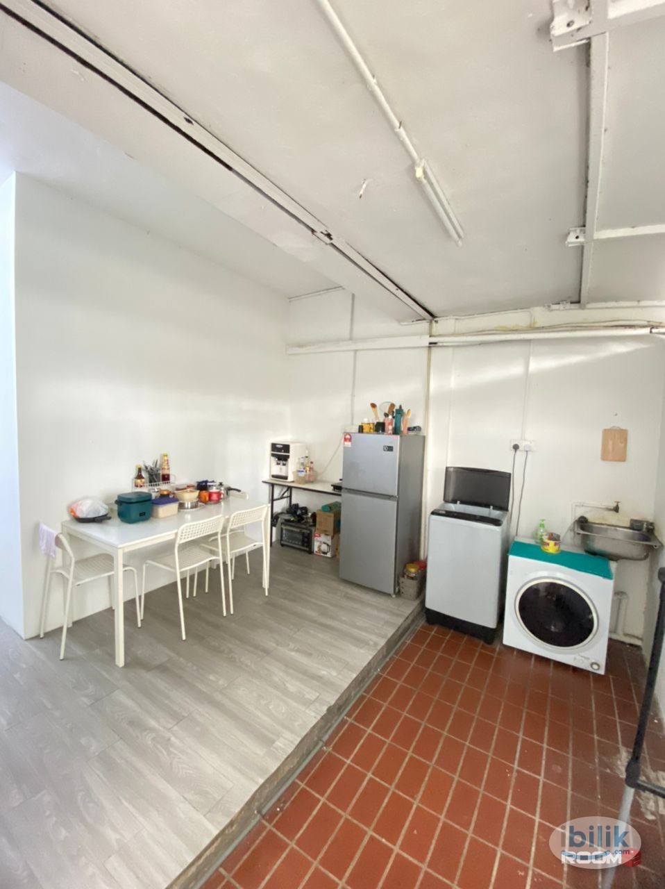 5mins drive to LRT Station Bandar Puteri 🚝 Middle Room at Bandar Puteri Puchong, Puchong - Image 2