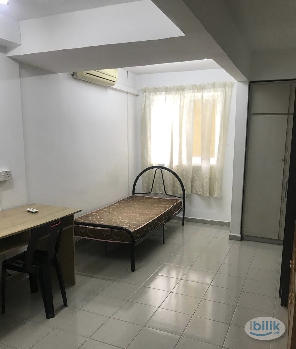 Middle Room at Damansara Jaya, Petaling Jaya - Image 1