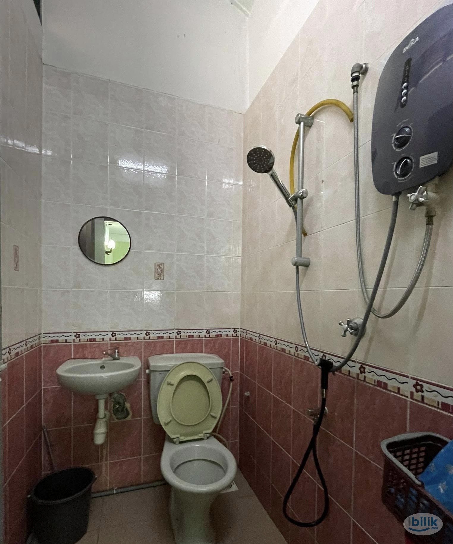 Middle Room at Damansara Jaya, Petaling Jaya - Image 3