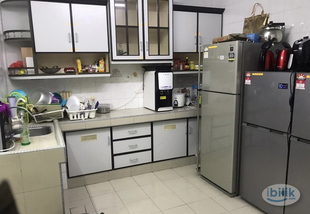 Middle Room at Damansara Jaya, Petaling Jaya - Image 2