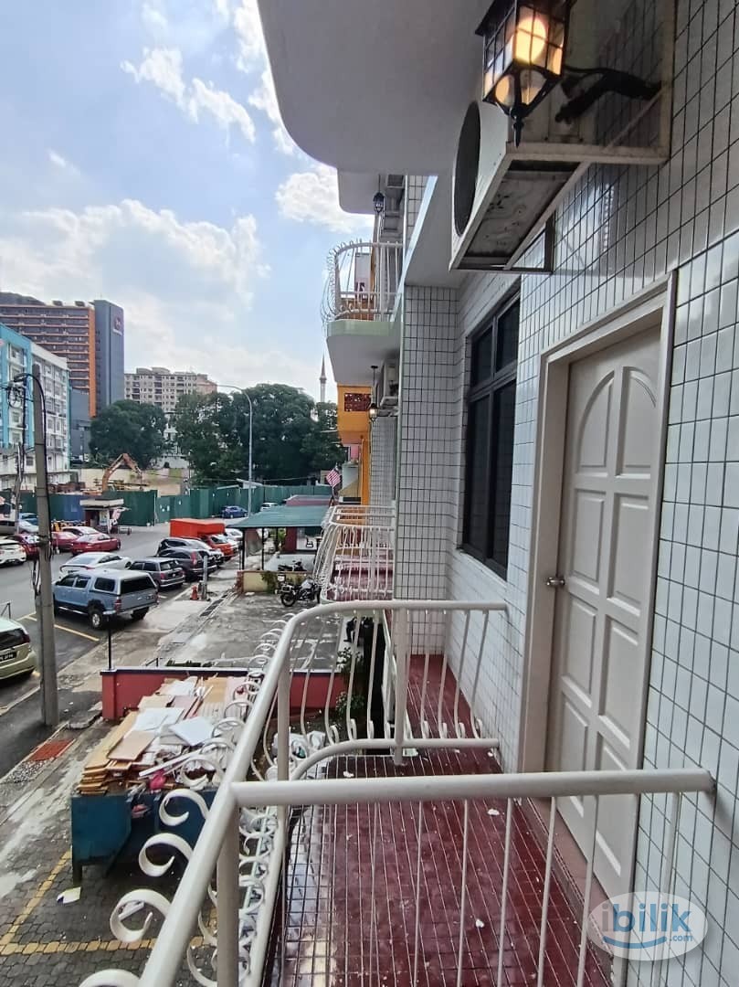 "Zero Deposit Room Rental in Chow Kit Near HKL: Your Hassle-Free Haven Awaits!" 🏡🏥🚫💰 - Image 3