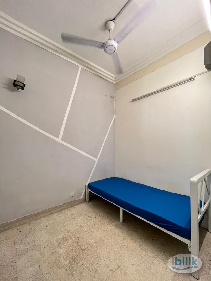 🏠 Searching for a room in SS18, Subang Jaya? Look no further! We have a room available with high-speed Wi-Fi. - Image 1