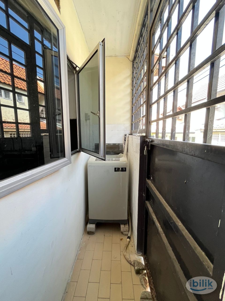 🚶‍♂️🚉 Looking for a middle room to rent within walking distance of INTI College and the LRT station in SS18 Subang Jaya🚶 - Image 3