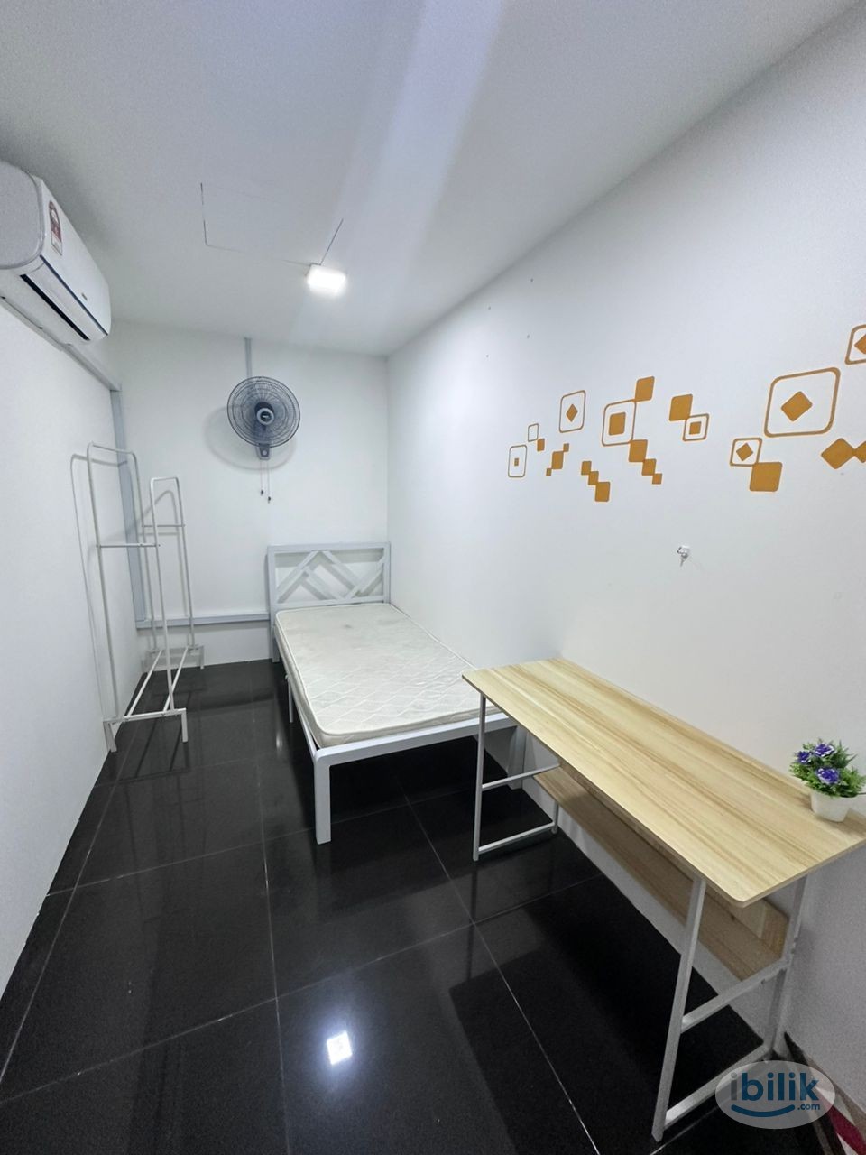 Walking Distance to  IOI Puchong LRT station 🚶 Female Unit Room attach Air-Cond @ Bandar Puchong - Image 1