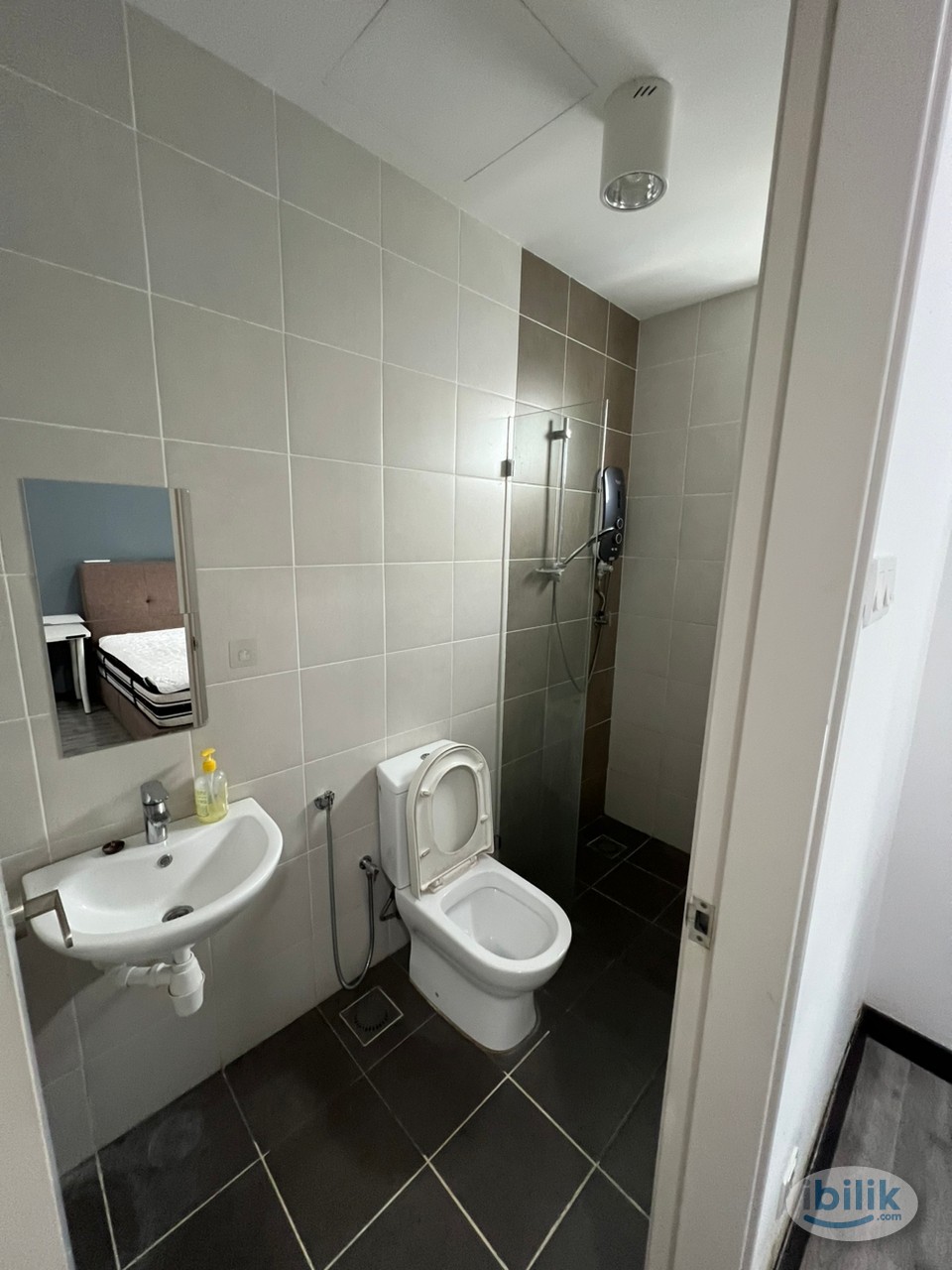 FREE WIFI+WATER+ELECTRIC, Jr. Master Room at D'Sands Residence, Old Klang Road - Image 2