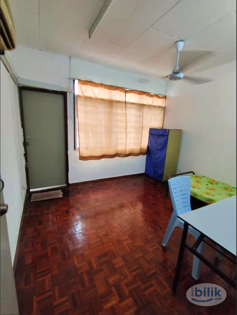 Bilik Sewa Murah attached sharing bathroom and window at Taman Bukit Maluri with Air-Cond ❄️ - Image 1