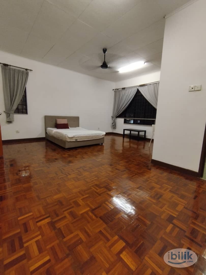 Low Deposit ❗ Master Room attach Private Toilet Available in Bandar Utama - Image 1