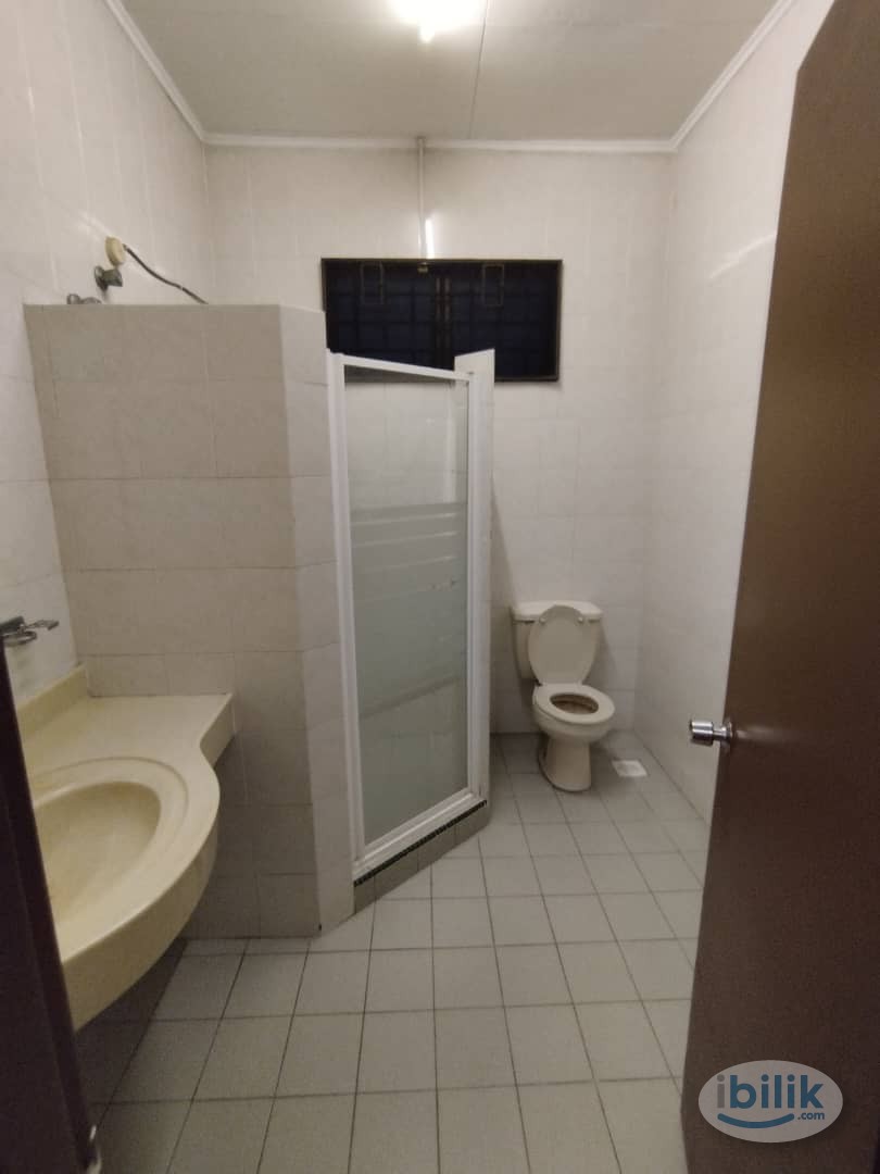 Low Deposit ❗ Master Room attach Private Toilet Available in Bandar Utama - Image 4
