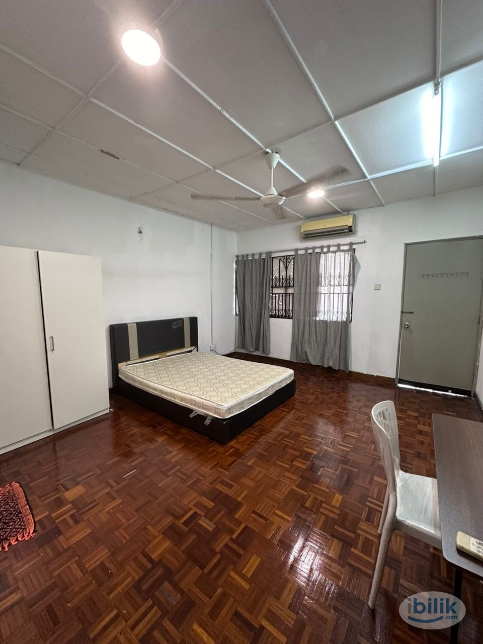 SS2 Female unit master bedroom with balcony for rent , room limited , 3mins drive to SS2 food court , 9min walk to SS2 f - Image 1