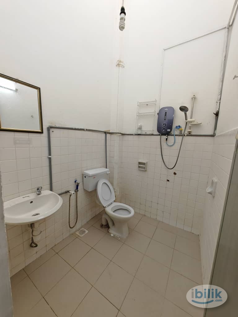 SS2 Female unit master bedroom with balcony for rent , room limited , 3mins drive to SS2 food court , 9min walk to SS2 f - Image 2