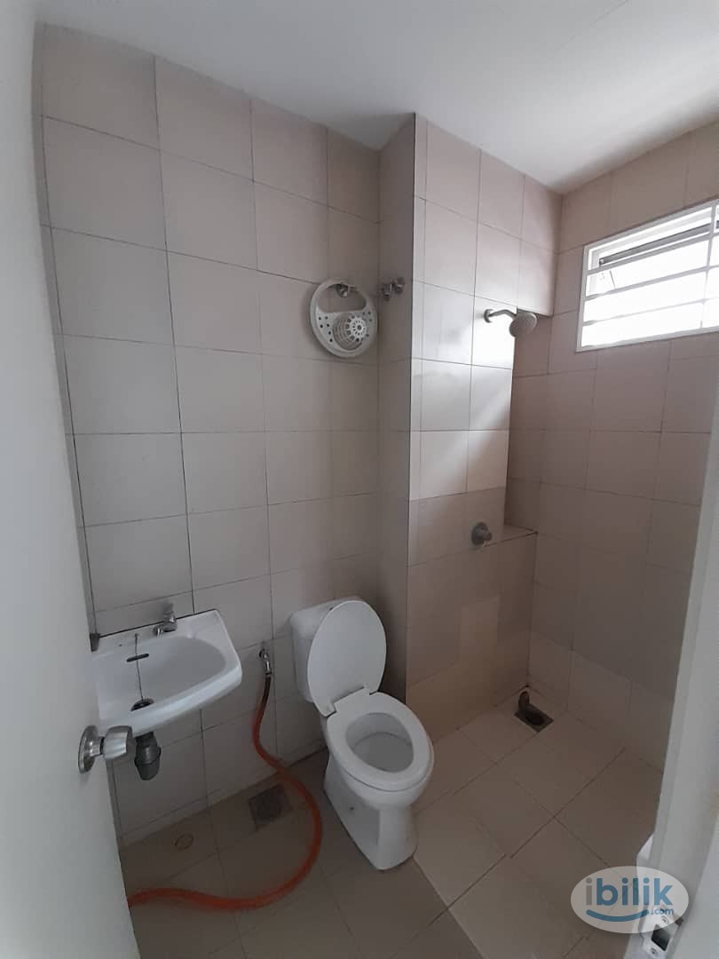 Middle Room With Private Bathroom at Bandar BOTANIC Klang, Selangor - Image 3