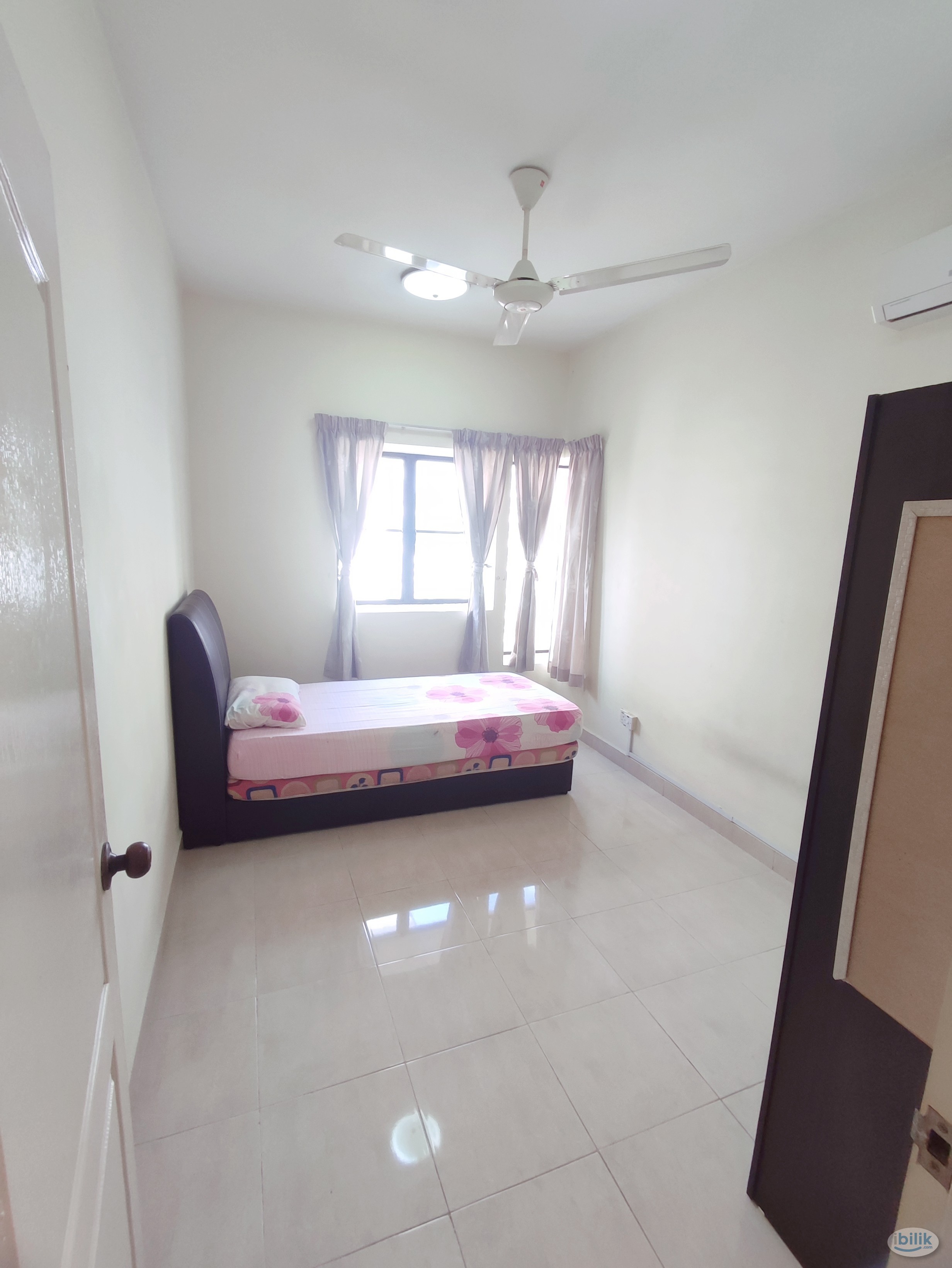 Middle room at Pelangi utama condominium - Image 1
