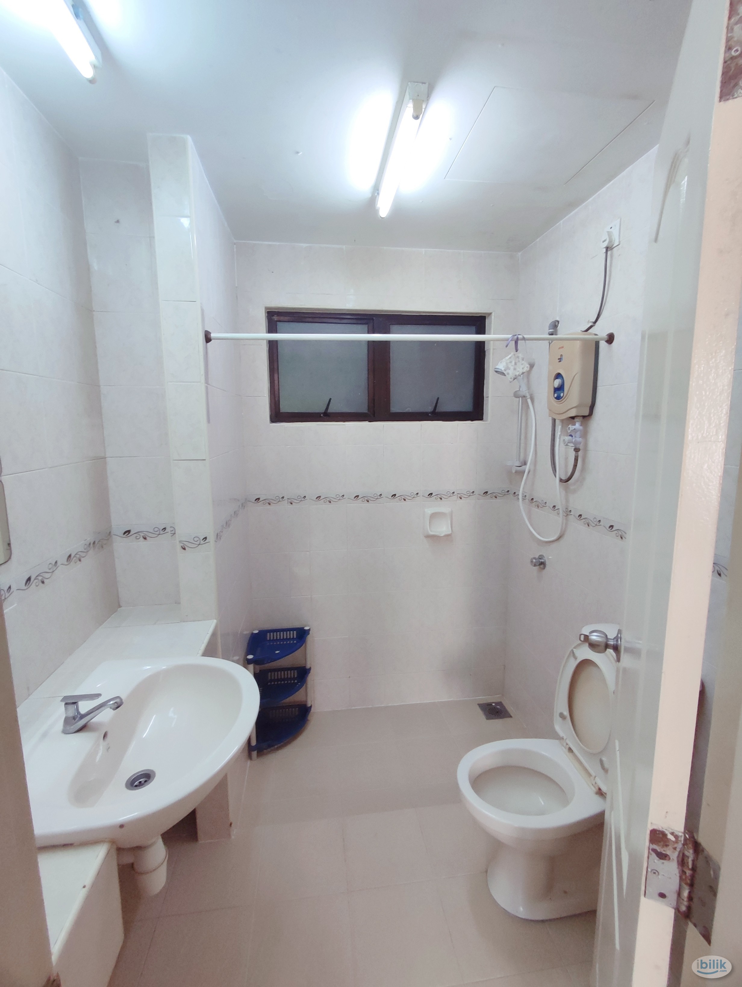 Master bedroom at Pelangi utama condominium - Image 2