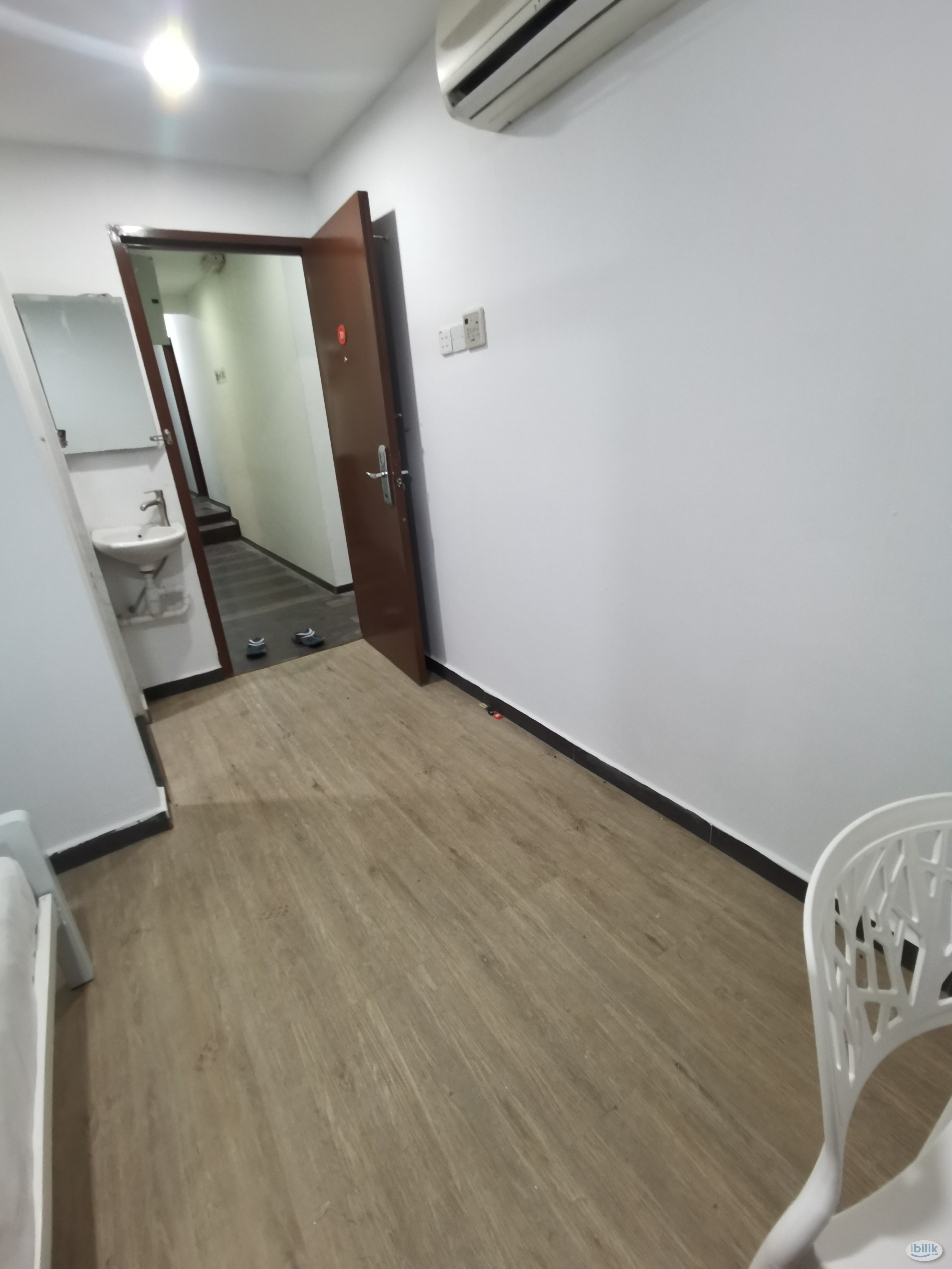 Walk only Kelana Jaya LRT Station 🚇 Room attach Toilet at SS4 - Image 2