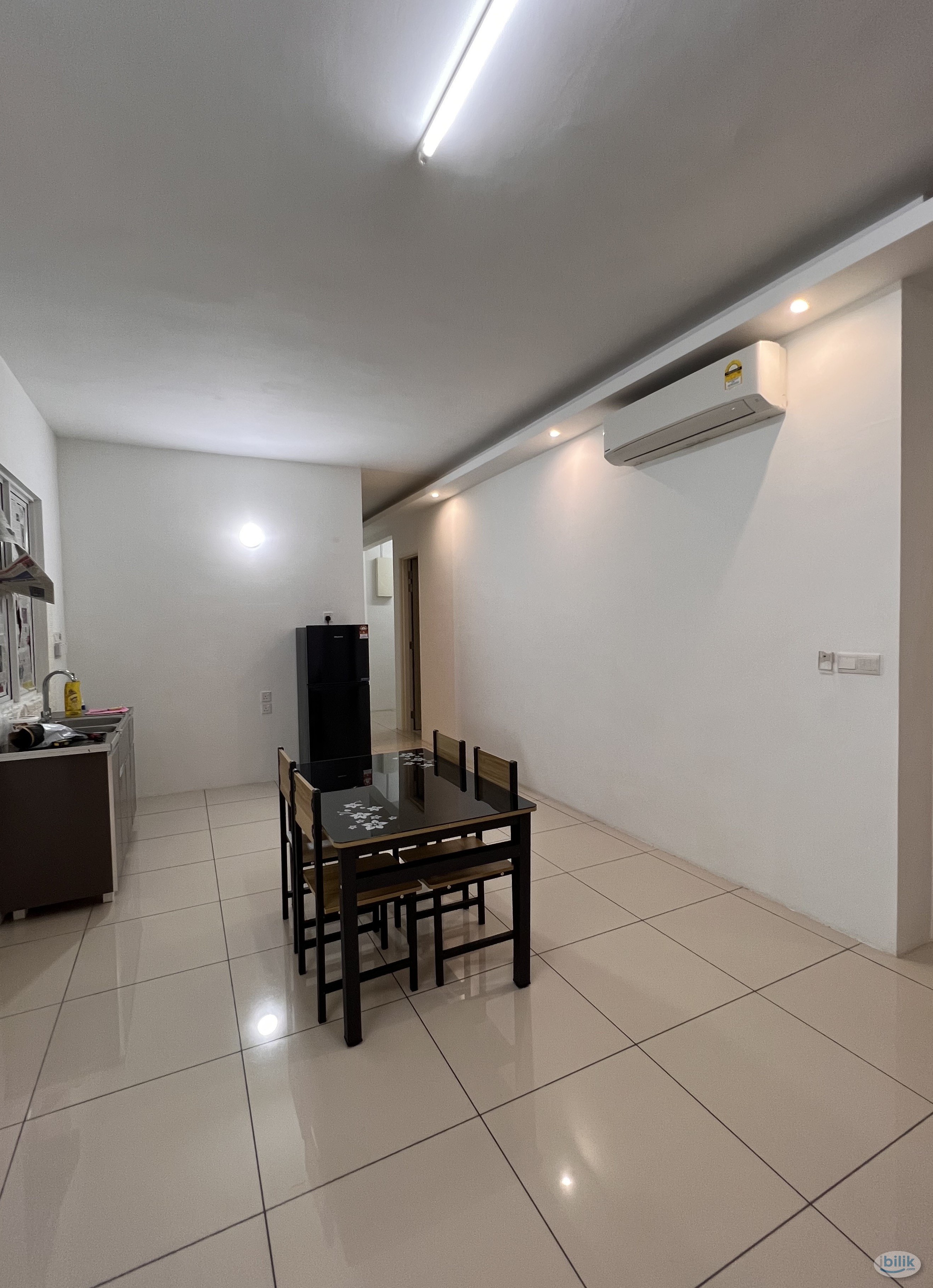 Middle room for rent @The Clovers. Five minutes away from airport. Excellent facilities. Great community - Image 4