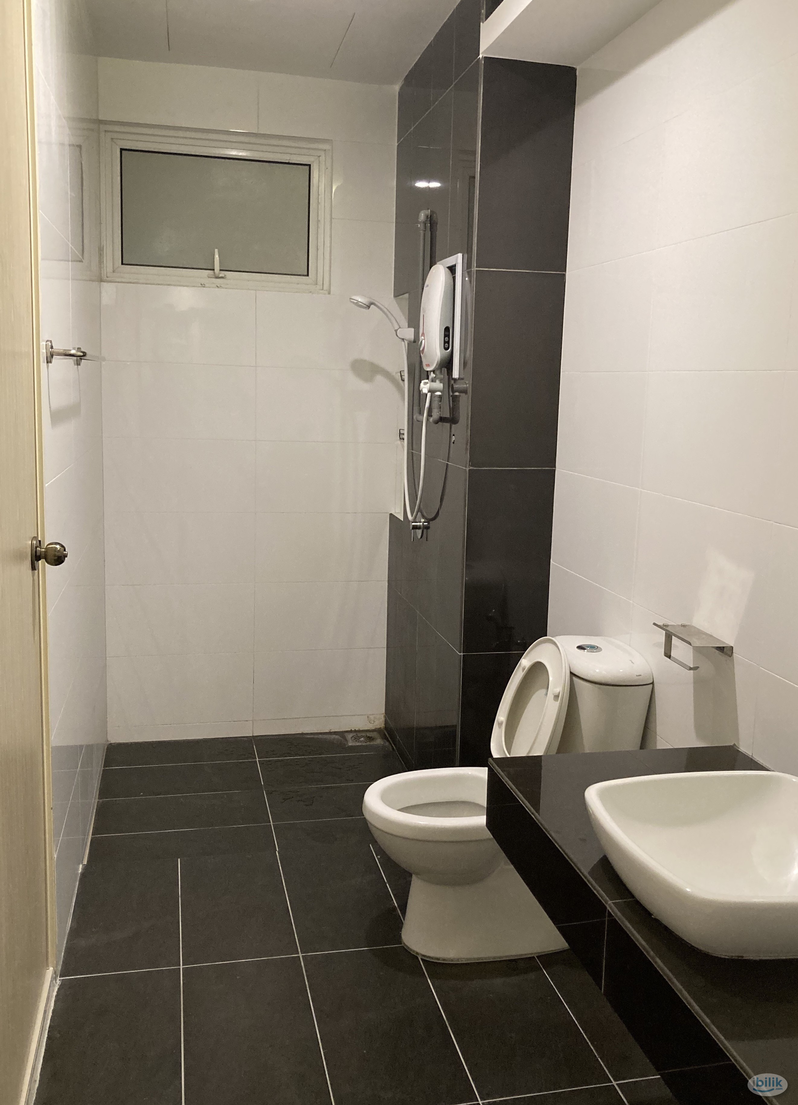 Middle room for rent @The Clovers. Five minutes away from airport. Excellent facilities. Great community - Image 5