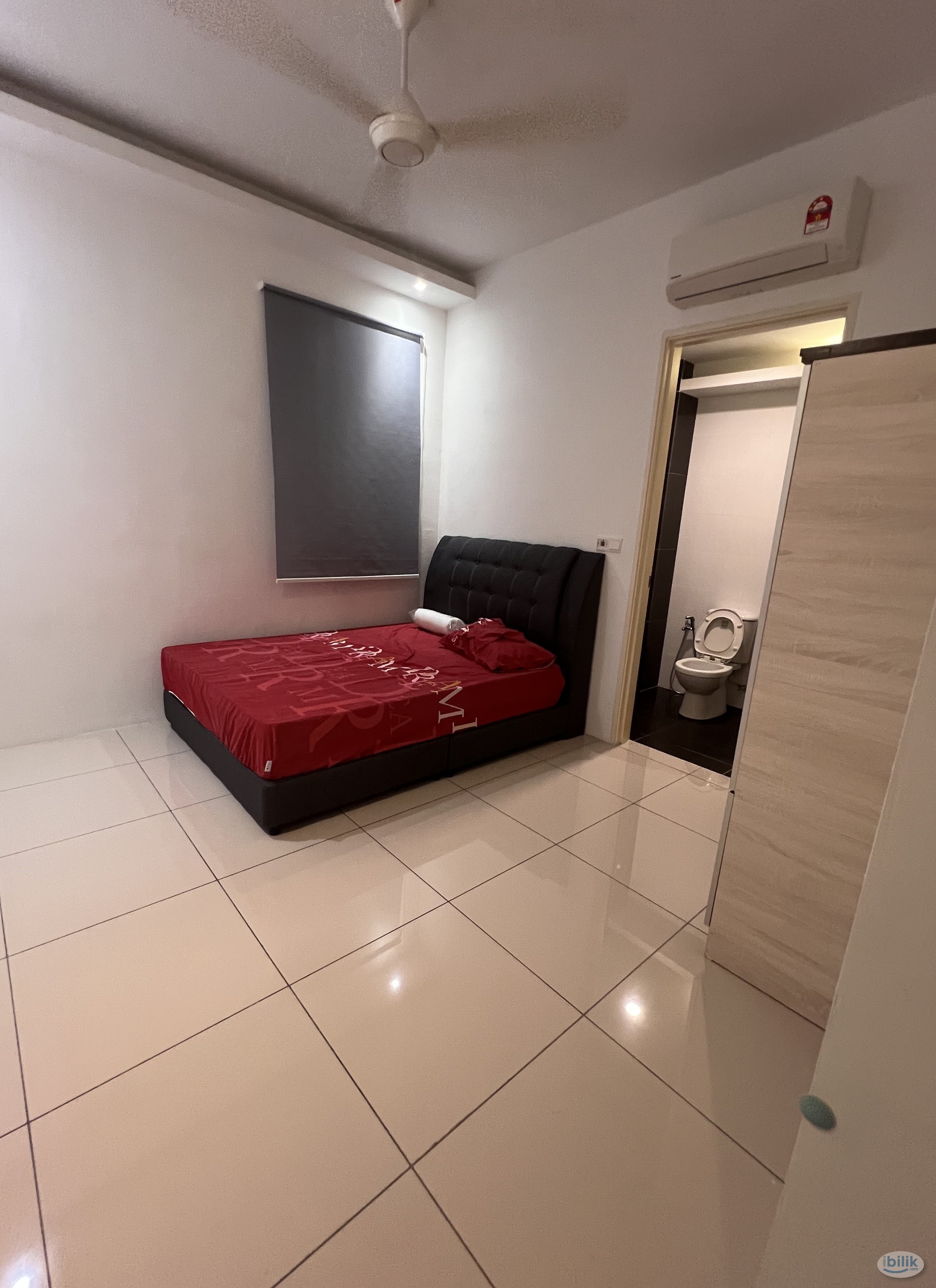 Middle room for rent @The Clovers. Five minutes away from airport. Excellent facilities. Great community - Image 1