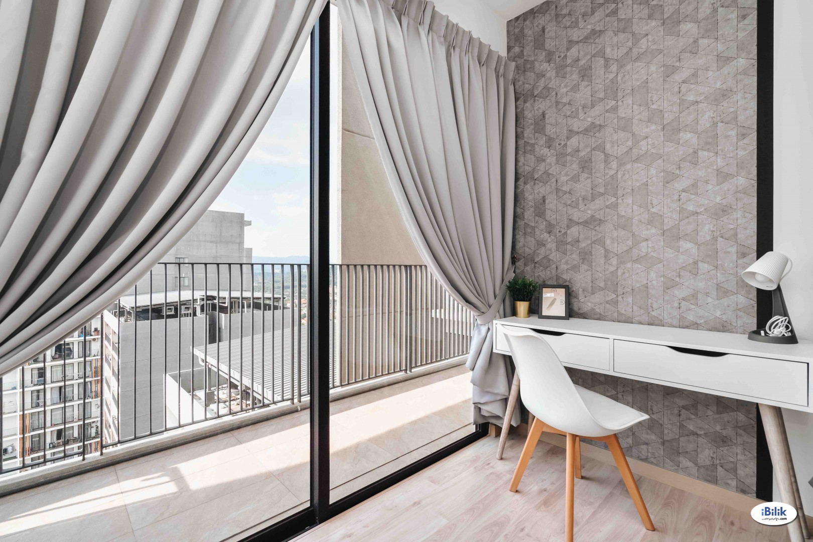 Middle Room at Emporis, Kota Damansara - Image 3