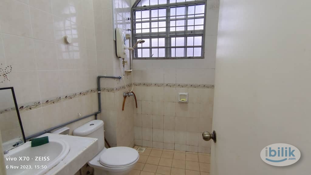 Master Room + Free WiFi @ Bandar Puteri Puchong near IOI LRT Puchong - Image 1