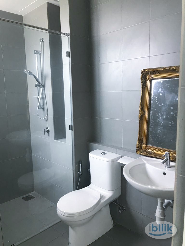 Master Room with Toilet at Vision Residence (V'Residence) Cyberjaya, Selangor - Image 3