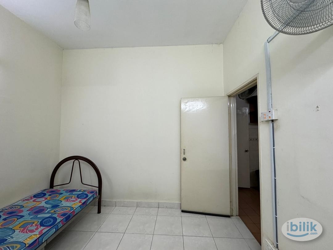 Solid Middle Room with aircond at PJU 7 Mutiara Damansara 🏠 Nearby MRT Mutiara Damansara, IKEA Damansara, The Curve, Ika - Image 2