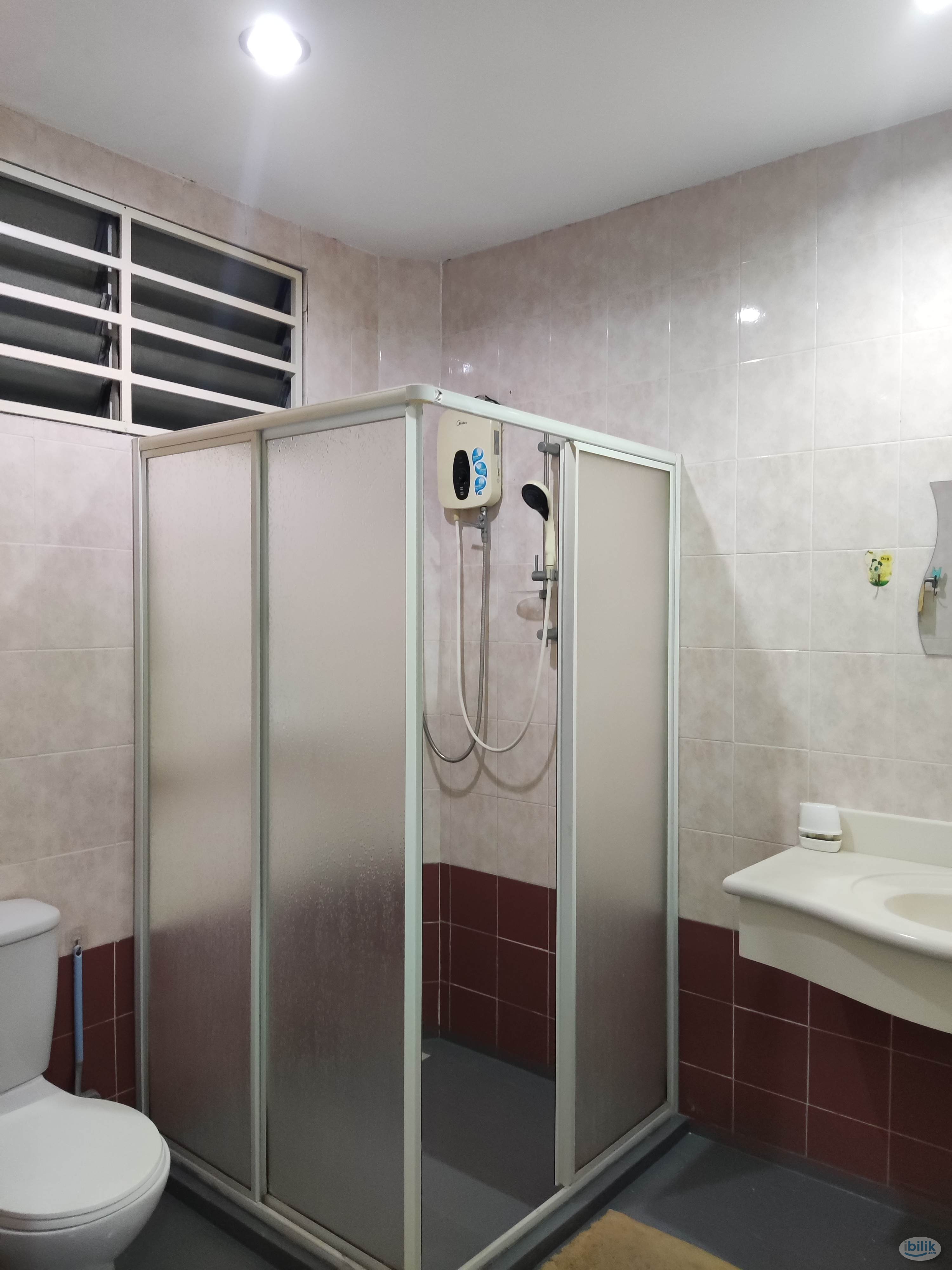 Master Room at Taman Bukit Serdang, Seri Kembangan - Image 2