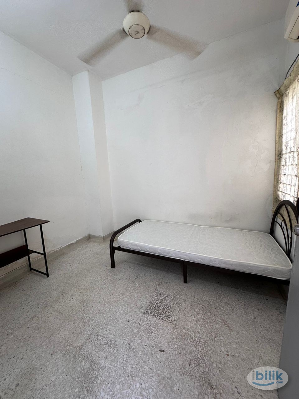 Low Deposit ❗ Middle Room with Air-Cond for Rent at SS2 - Image 1
