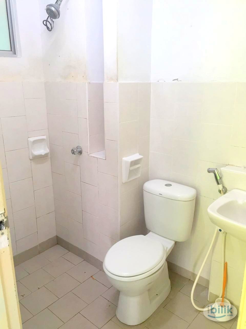 Middle Room at Dahlia Apartment, Setapak - Image 3