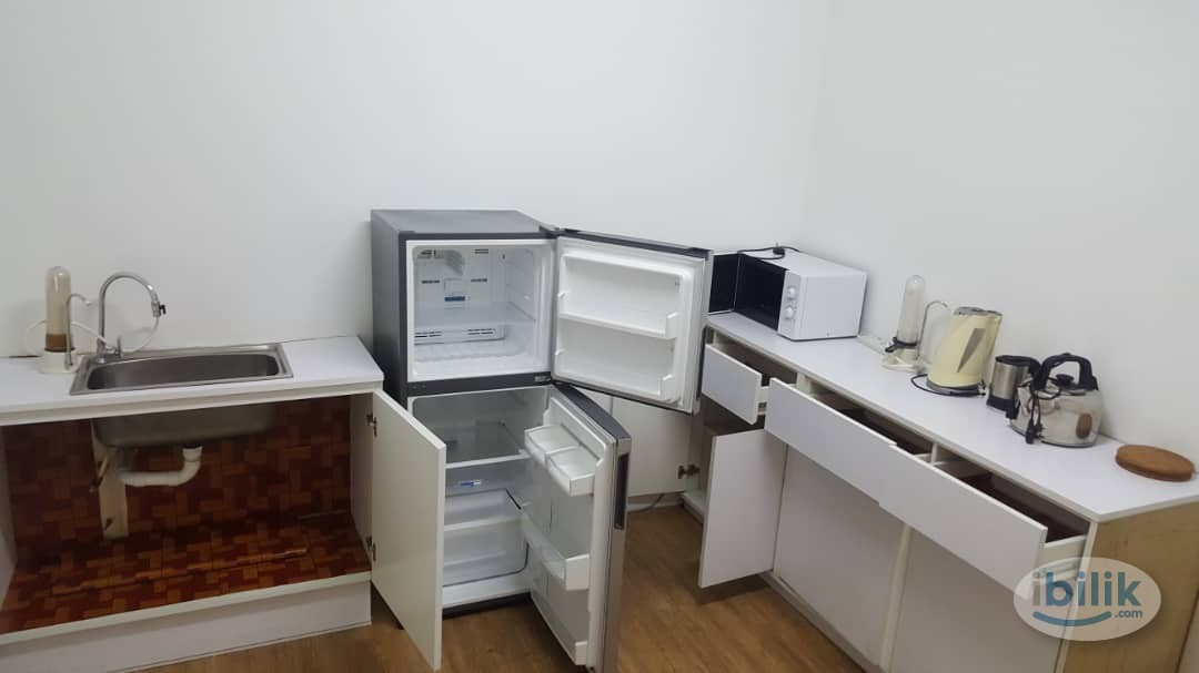 Spacious room to let at Section 14 nearby BAC and AsiaJaya LRT station - Image 1