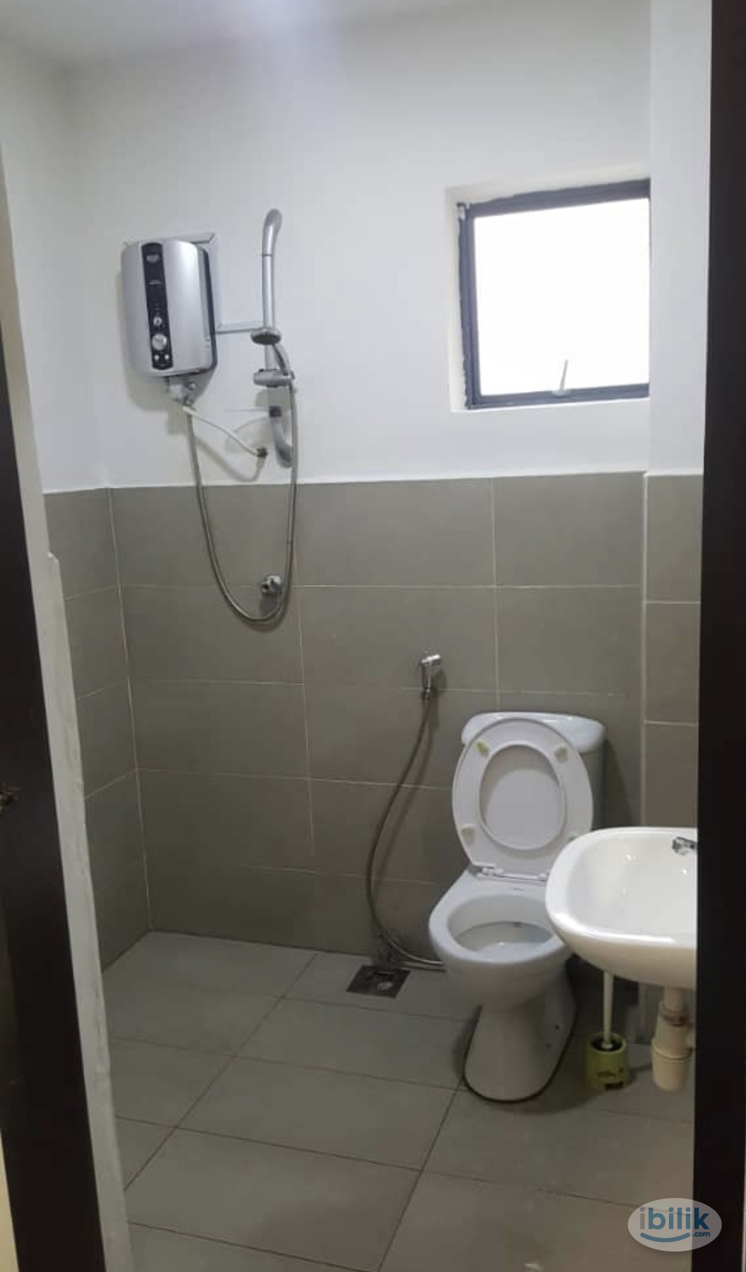 Spacious room to let at Section 14 nearby BAC and AsiaJaya LRT station - Image 4