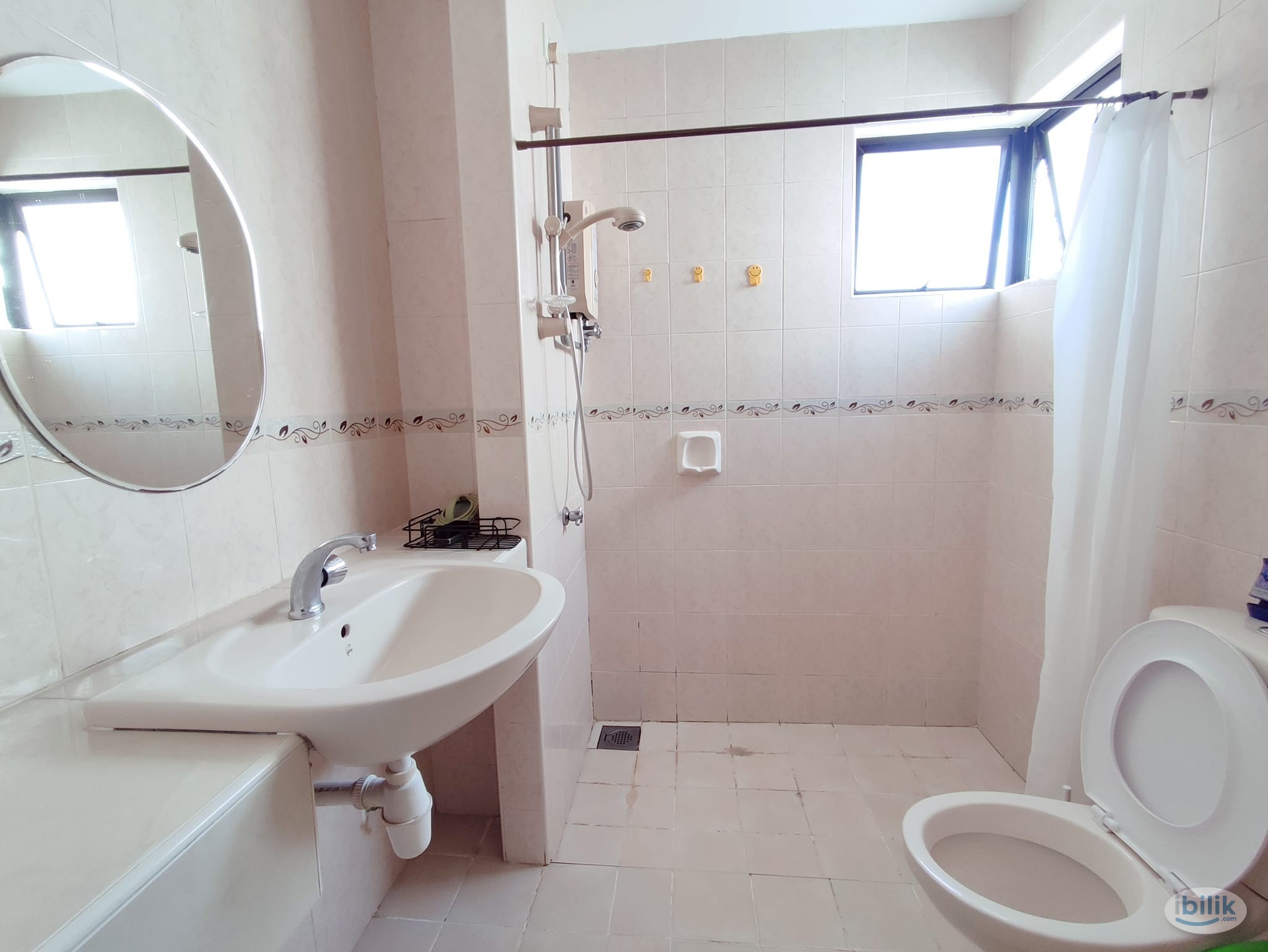 QUEEN SIZE MASTER BED ROOM AT PELANGI UTAMA CONDO - Image 3