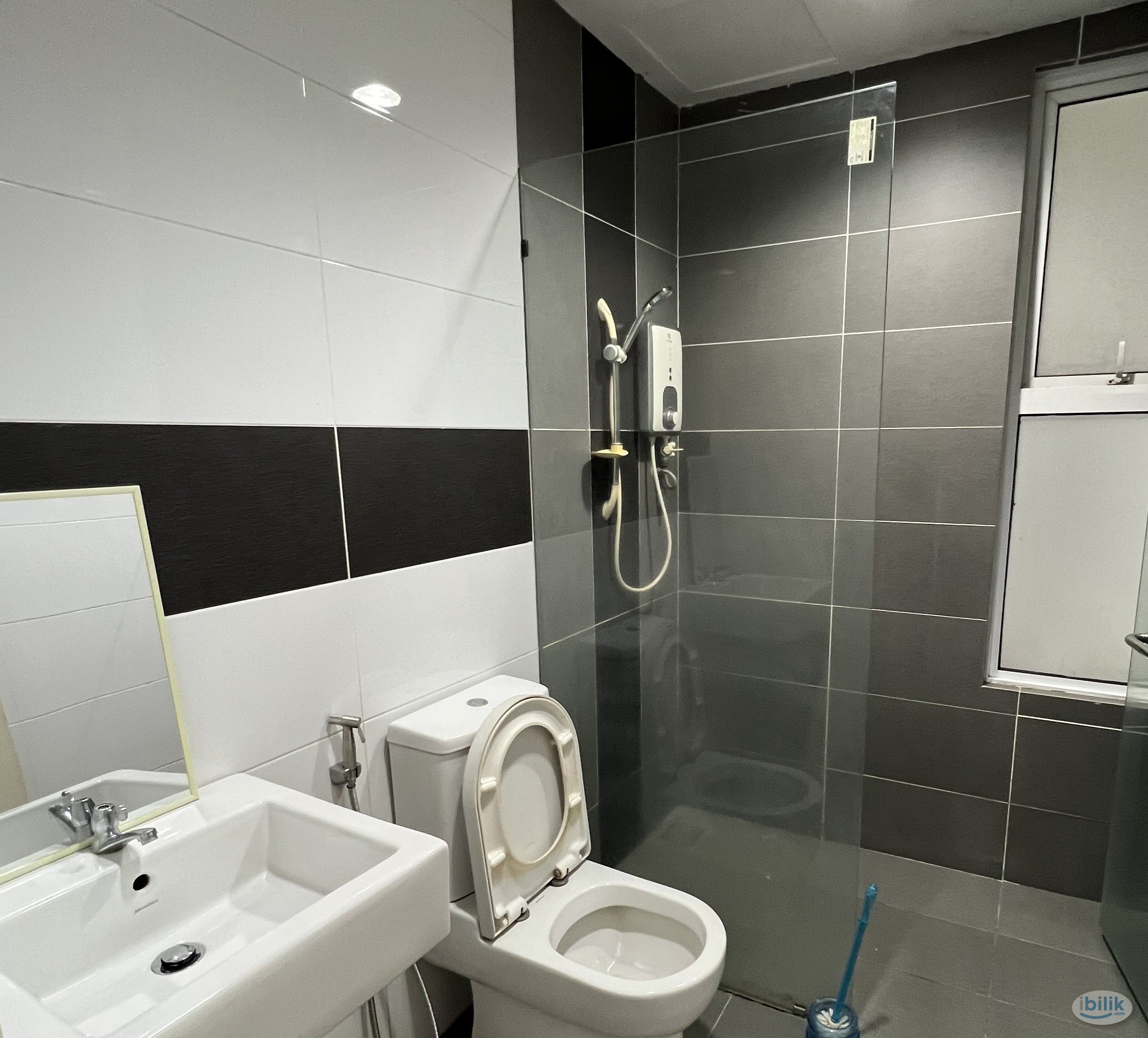 Middle Room at Kuchai Lama, Kuala Lumpur - Image 3