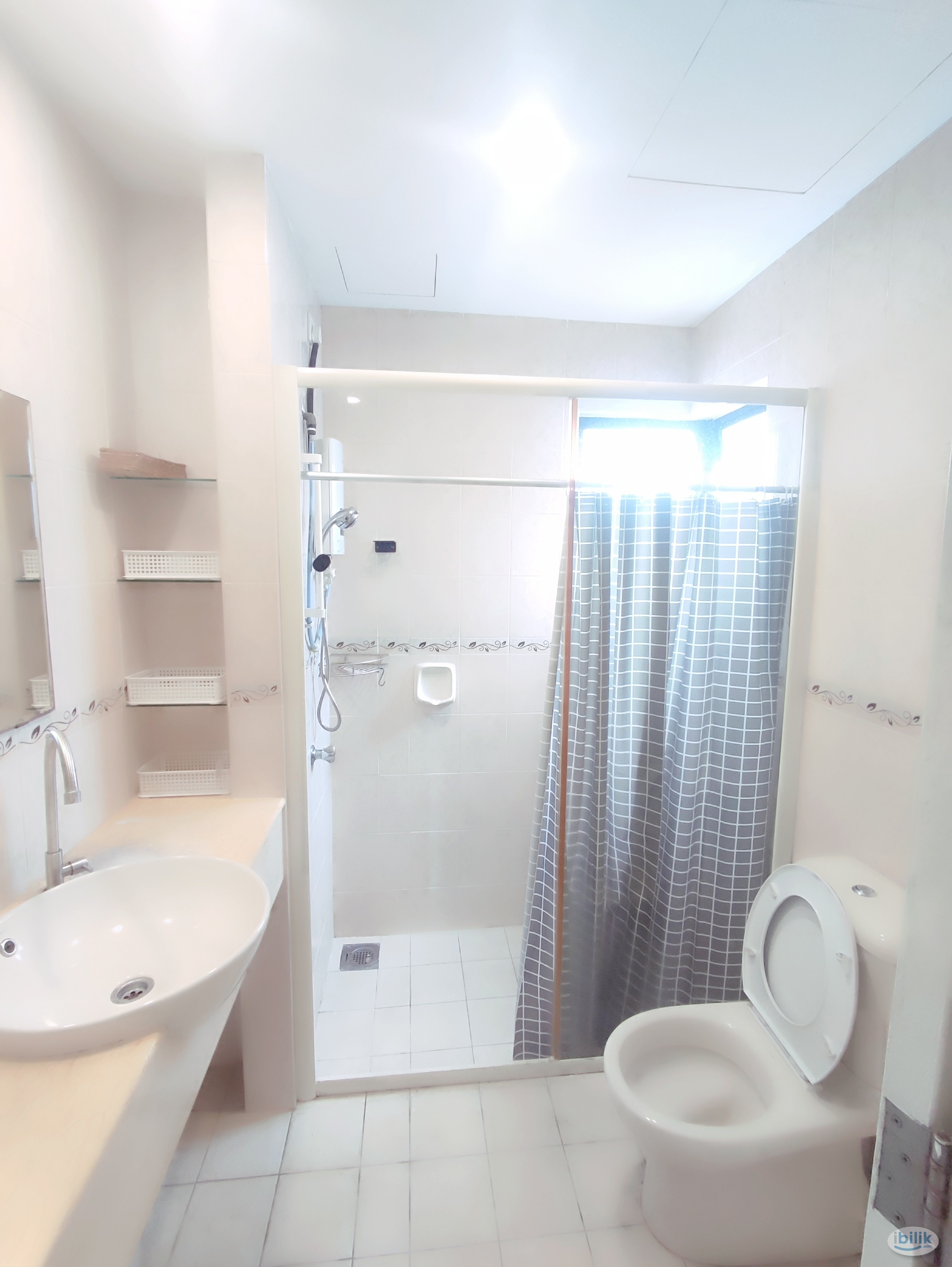 Middle room available at Pelangi utama condominium - Image 1