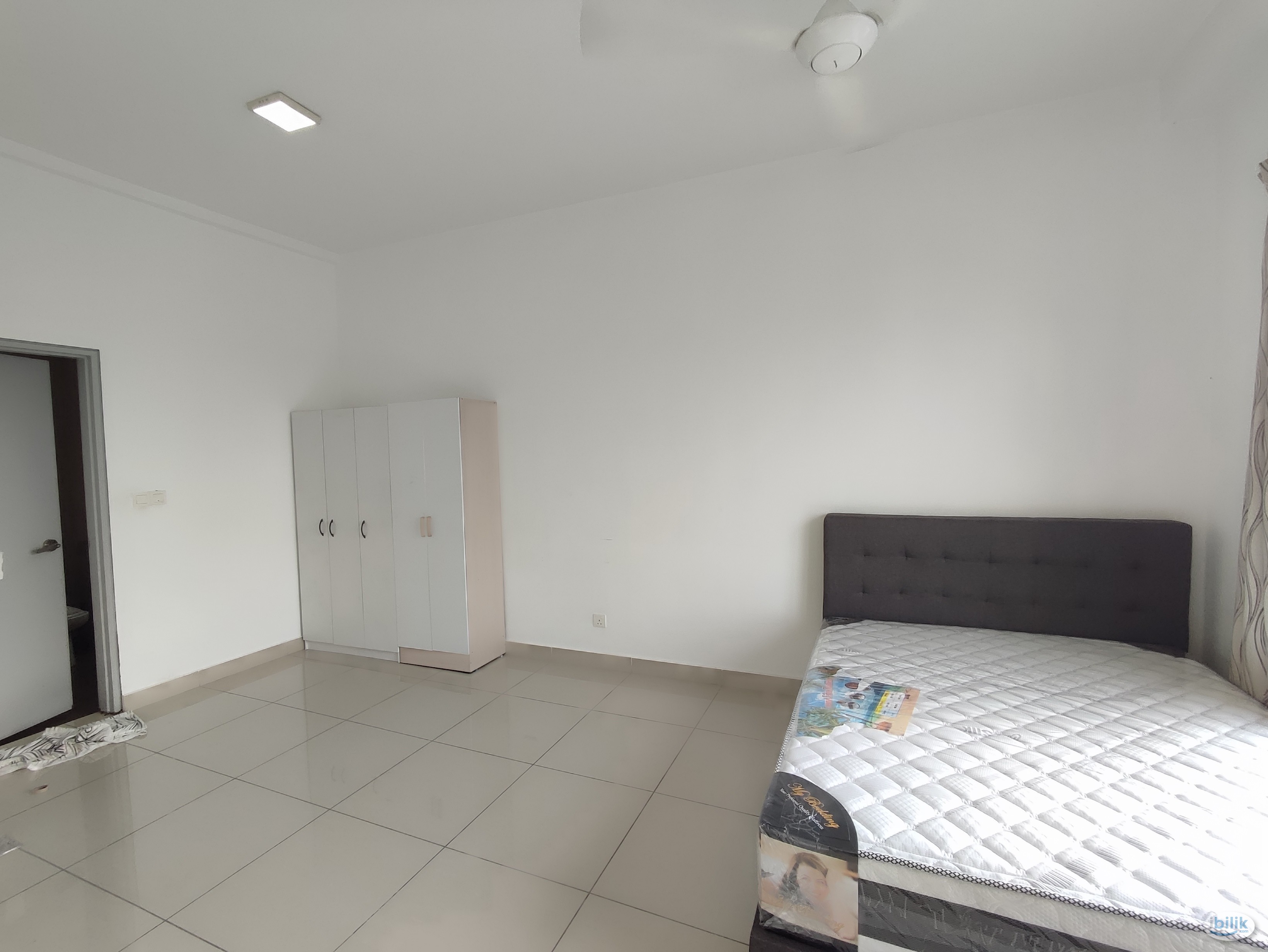 Female room glomac Centro condo - Image 1