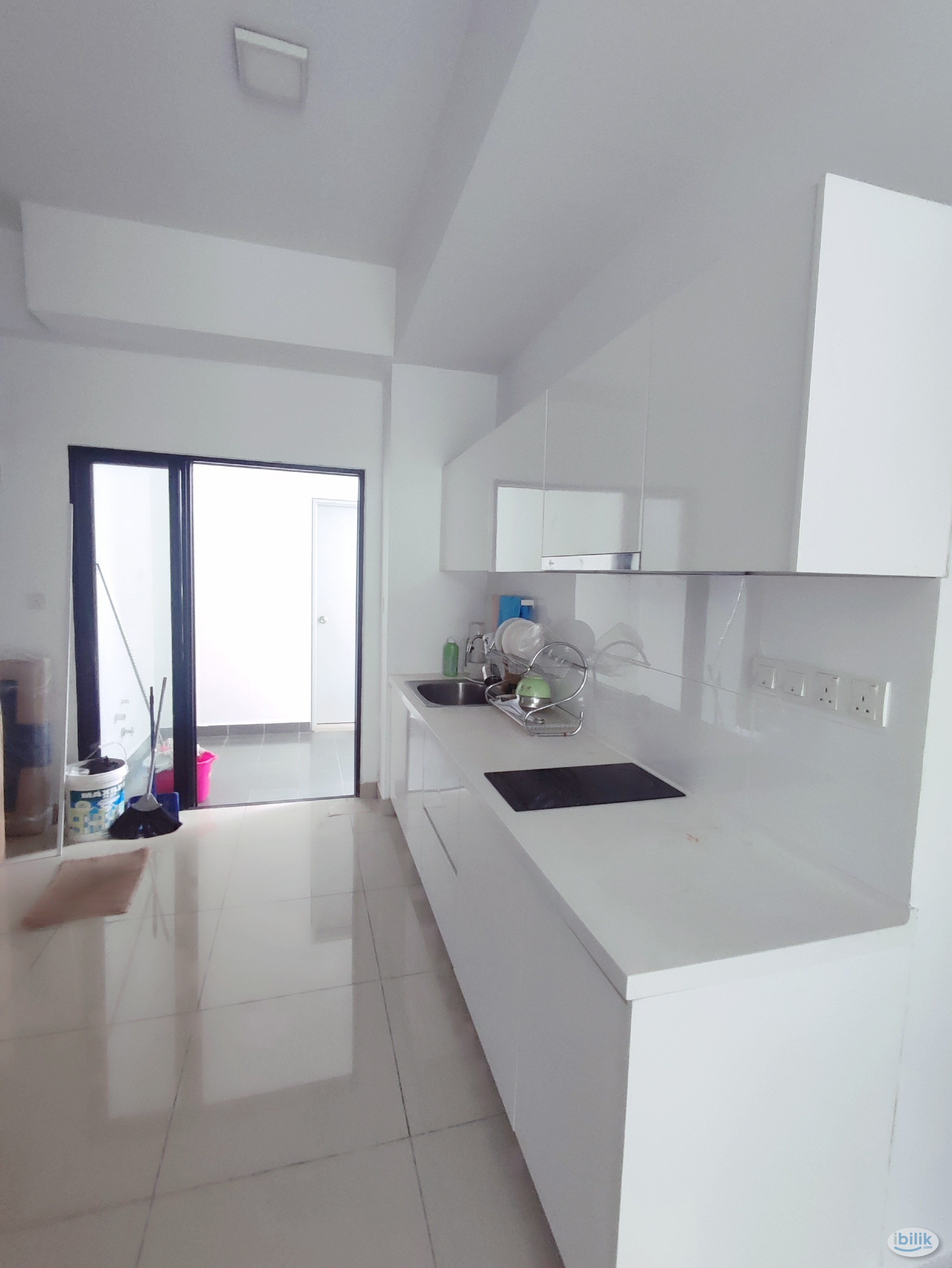 Female room glomac Centro condo - Image 4