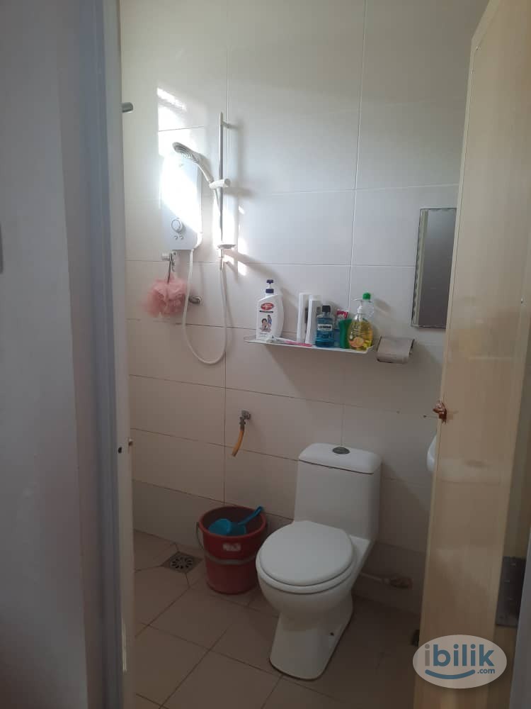 Spacious room with attached Bathroom near HUSM Kota Bharu - Image 2