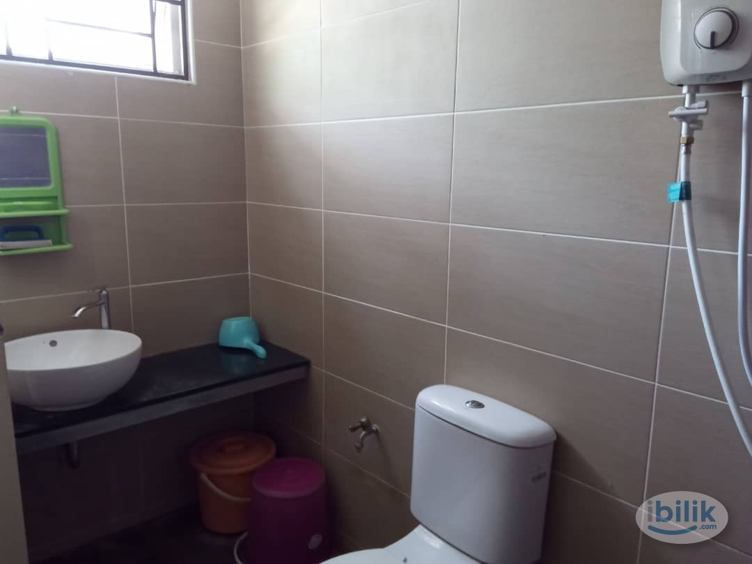 Master Brdroom with attached Bath/Toilet - Image 2