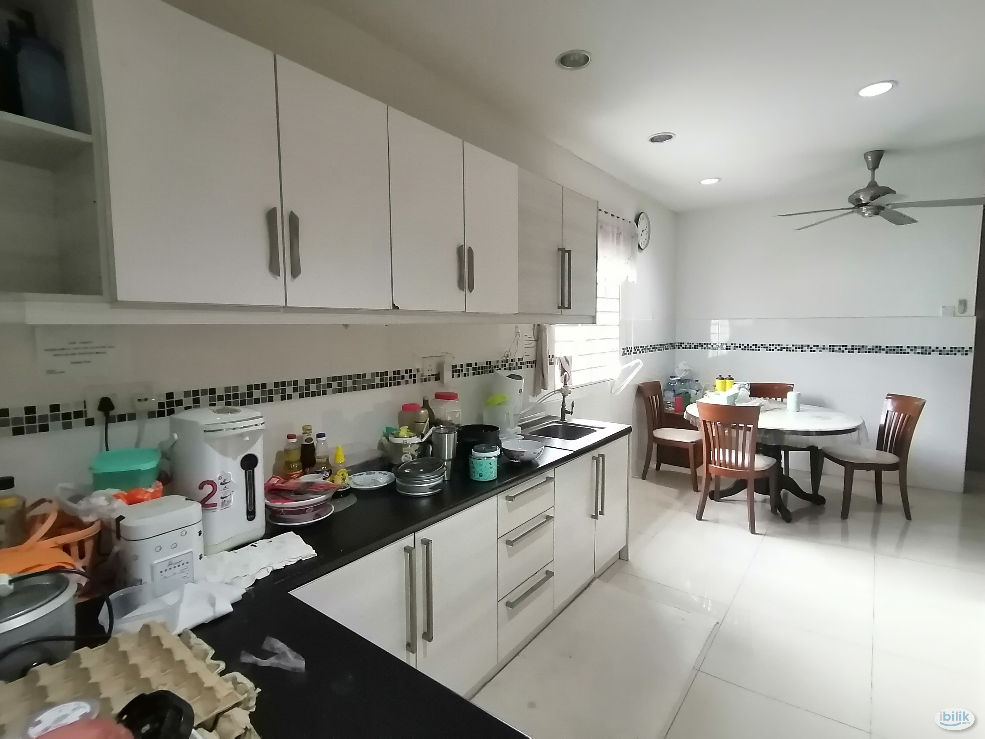 Spacious Room with FREE Carpark - Image 2