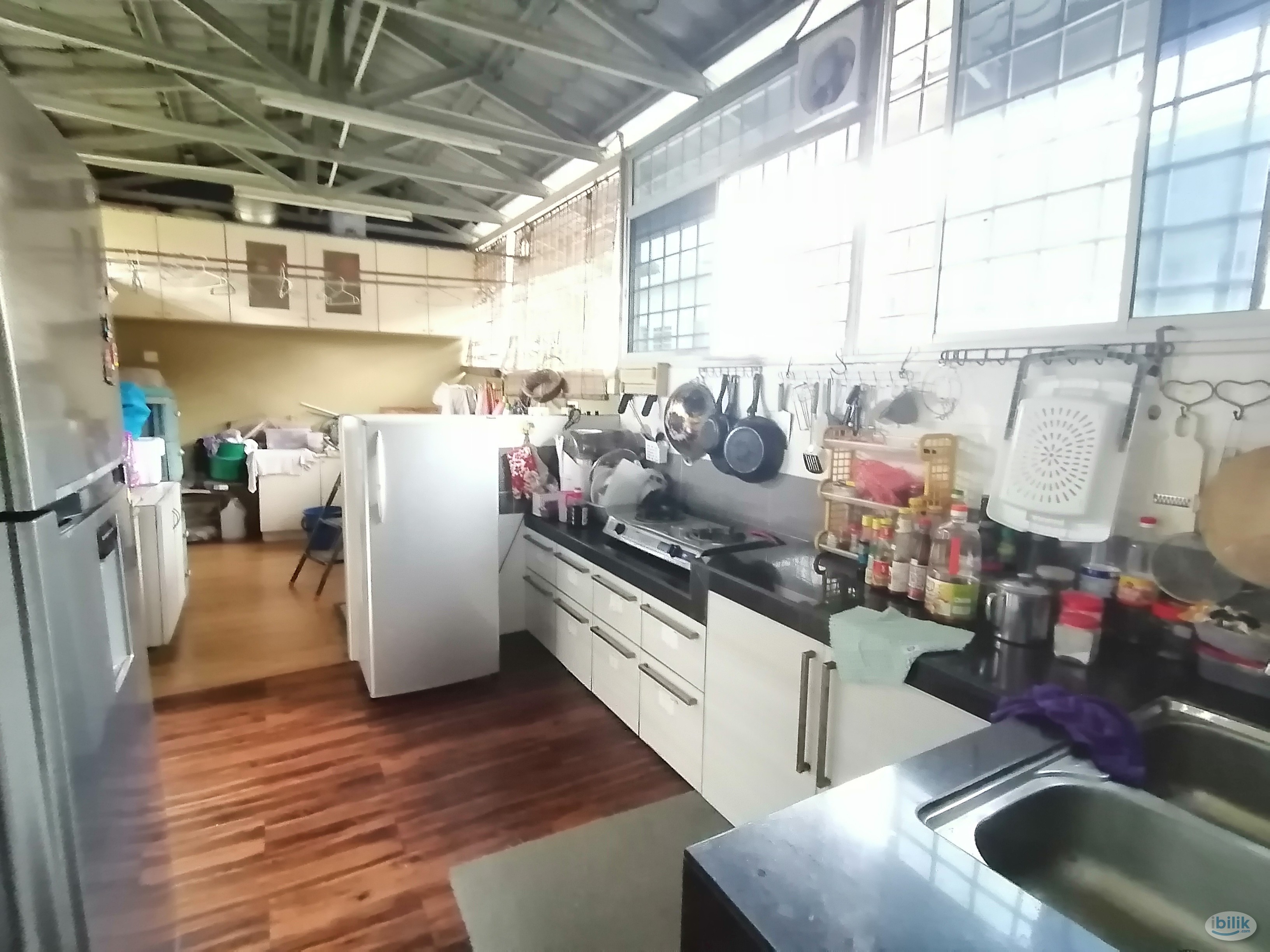 Spacious Room with FREE Carpark - Image 3