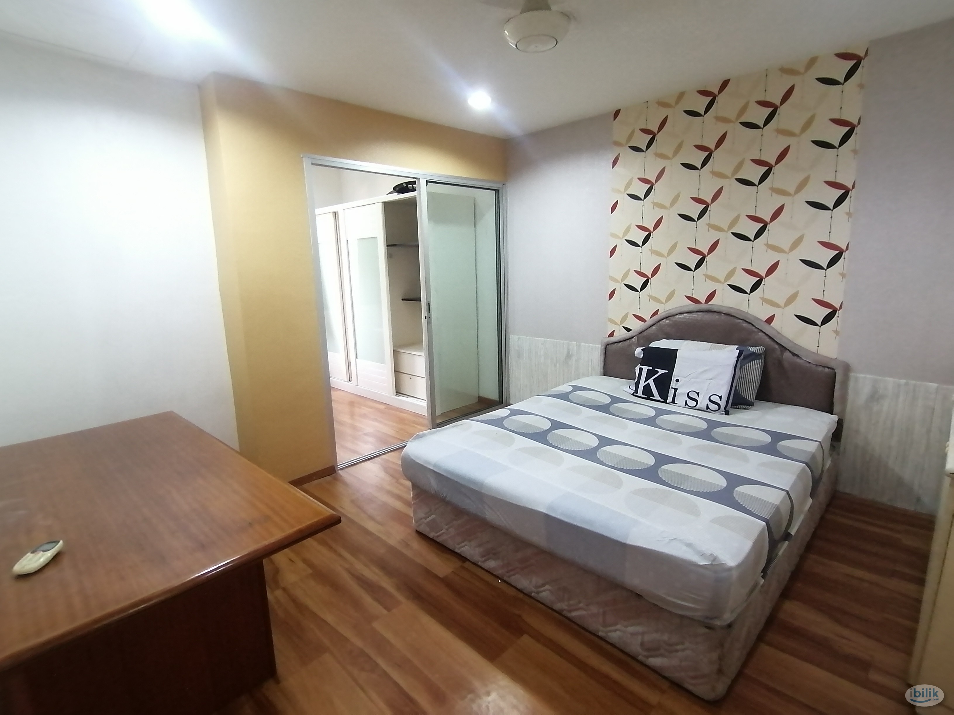 Spacious Room with FREE Carpark - Image 1