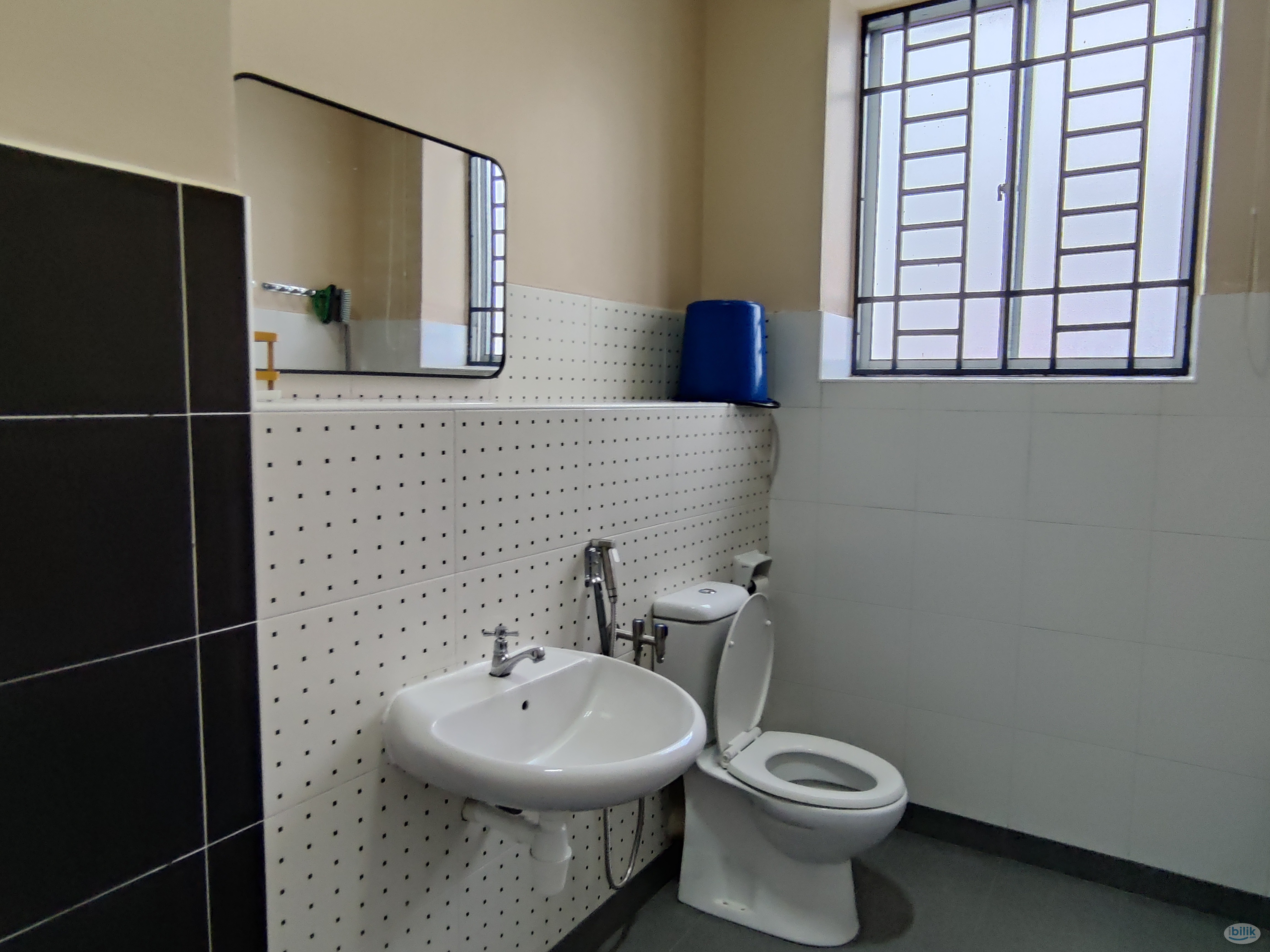 Master Room at Taman Setia Indah 10, Tebrau, Mount Austin - Image 3