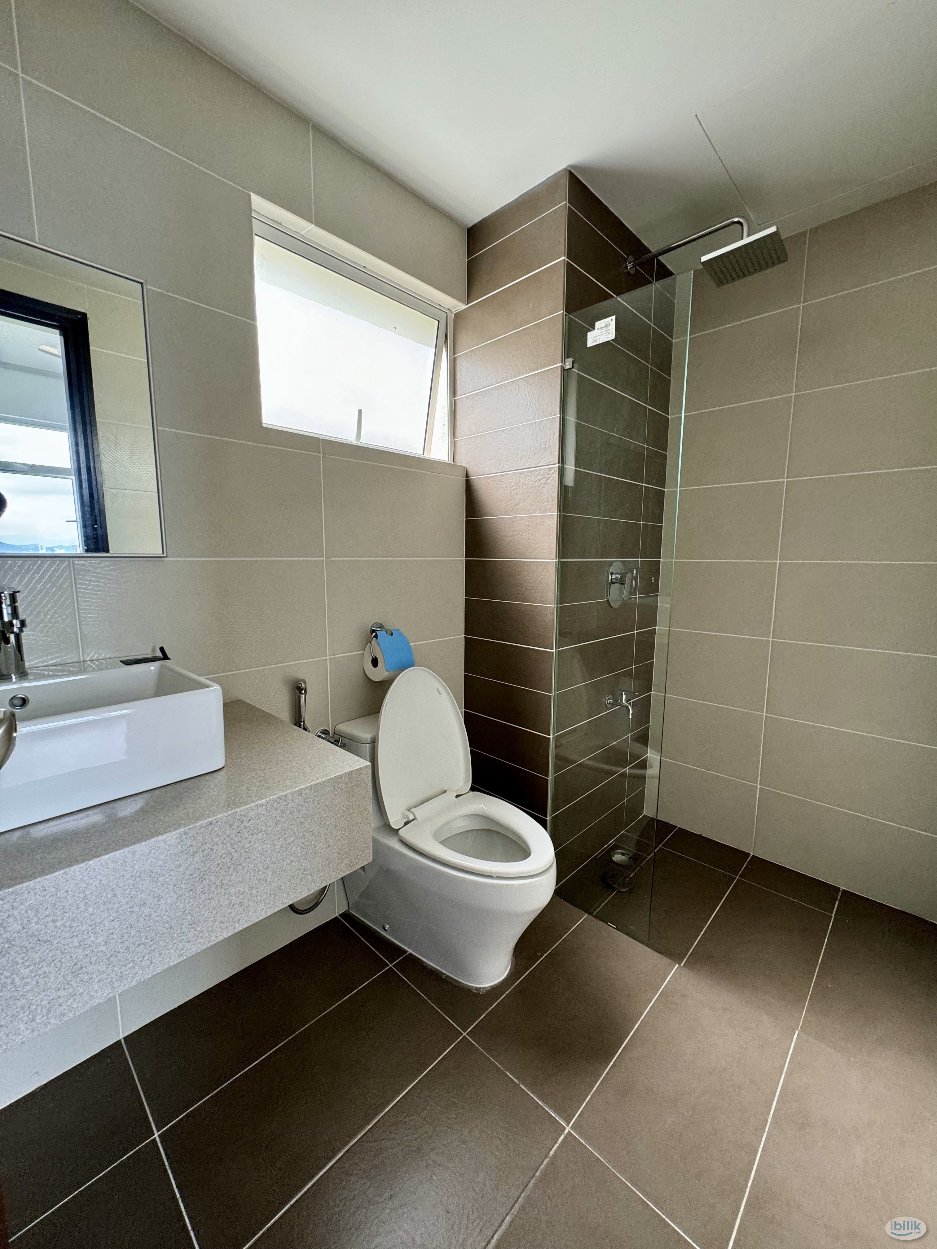 FEMALE - MASTER ROOM AT PARAISO RESIDENCE - Image 3